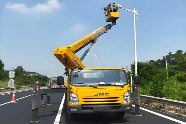 路灯维修车